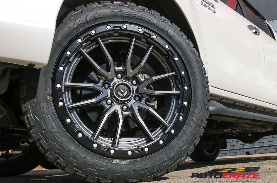 TOYOTA HILUX 4WD REBEL ANTHRACITE CENTER W BLACK LIP